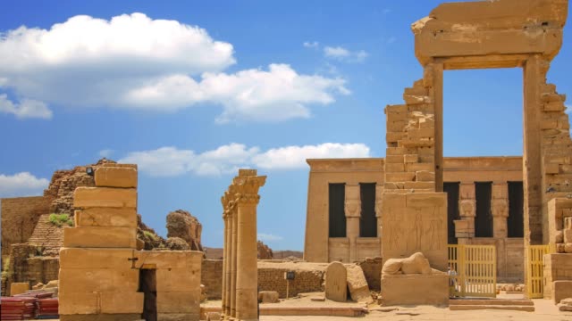 Die-Ruinen-des-schönen-antiken-Tempel-von-Dendera-oder-Hathor-Tempel.-Ägypten
