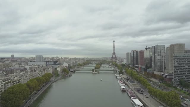 Aerial-footage-of-Paris,-with-Seine-River-and-Eiffel-Tower