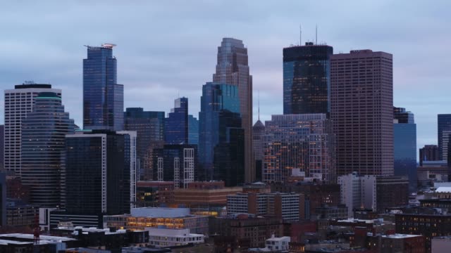 Aerial-View-von-Downtown-Minneapolis-an-einem-bewölkten-Tag