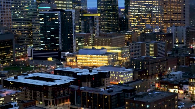 Aerial-Reveal-of-Minneapolis-after-dusk