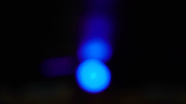 Blaulicht-in-unscharfen-Aufnahme-im-Zimmer