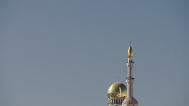 Überblick-über-eine-arabische-Stadt-in-Israel-mit-einer-großen-Moschee-erhebt-sich-über