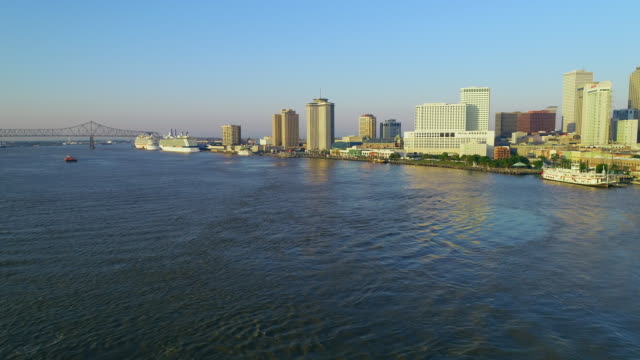 Río-de-mississippi-de-New-Orleans-aérea-skyline