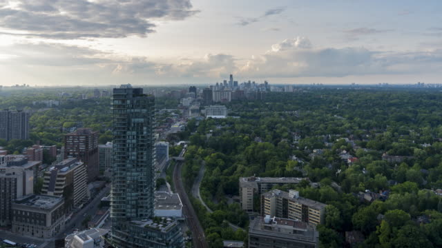 Stadtverkehr-und-Züge-Skyline-von-Toronto