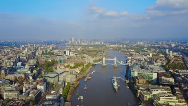 Hermosa-vista-aérea-de-Londres,-Tower-bridge-y-el-rascacielos-Shard-desde-arriba.