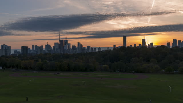 Puesta-del-sol-ciudad-horizonte-parque-de-Riverdale-en-Toronto