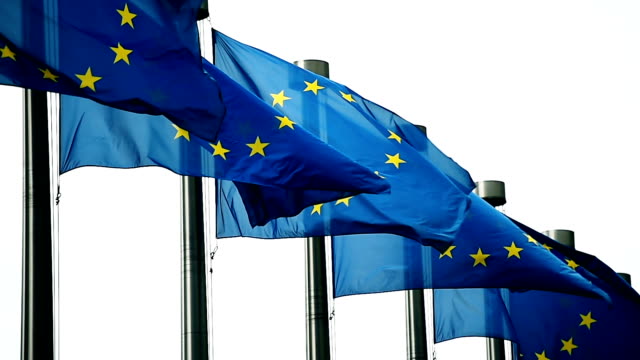 Banderas-de-la-Unión-Europea-soplados-por-el-viento-fuera-del-edificio-del-Consejo-Europeo