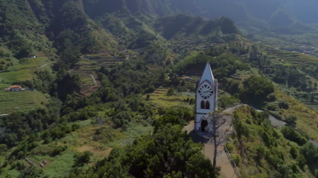 Alte-Kapelle-auf-einem-Hügel-im-Luftbild-Madeira