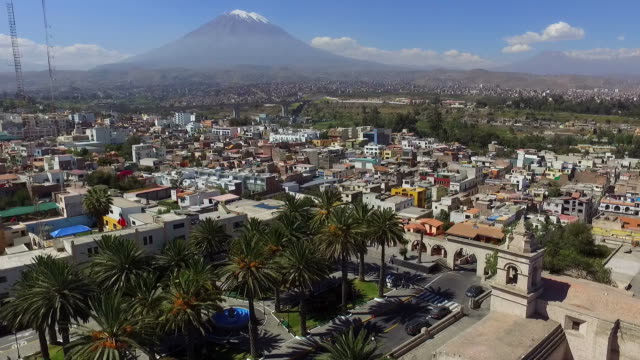 Ciudad-de-Arequipa-en-Perú-vista-aérea-de-drones