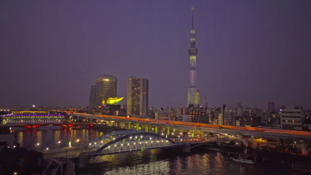 Schöne-Architektur-Gebäude-mit-Tokyo-Sky-Tree-und-Stadt-Leben-in-Tokio-Japan