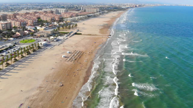 Vista-aérea-sobre-la-playa-en-Valencia,-España.-Vuelo-de-aviones-sobre-la-playa-de-Valencia.-Vista-de-la-ciudad-turística