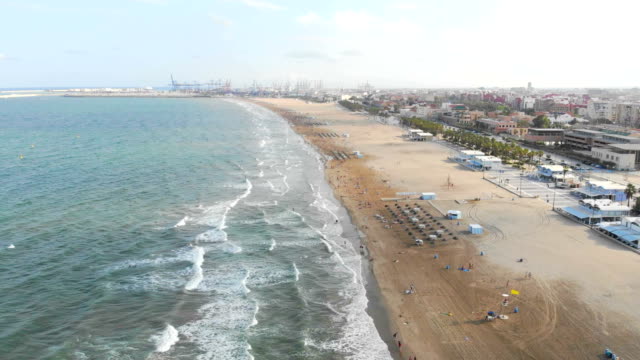Blick-über-den-Strand-in-Valencia,-Spanien.-Flug-Drohnen-über-den-Strand-in-Valencia.-Blick-auf-die-Stadt-für-Touristen