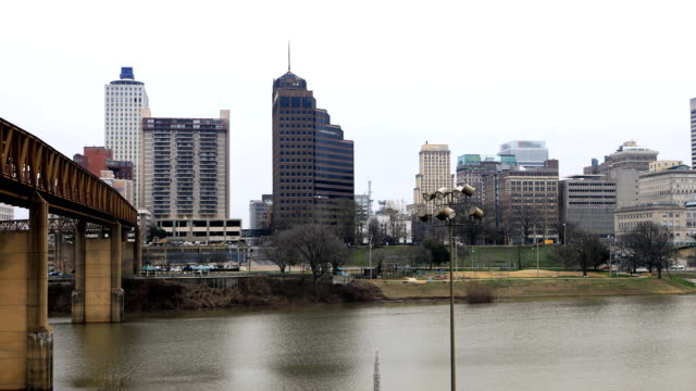 Timelapse-del-río-Mississippi-y-horizonte-de-Memphis