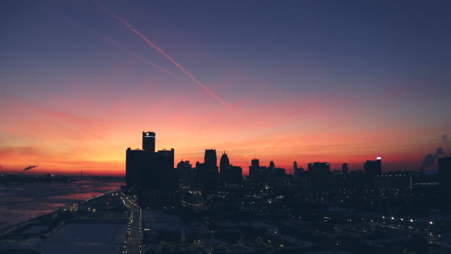 Vista-aérea-del-centro-de-Detroit-panorama-invernal-al-atardecer