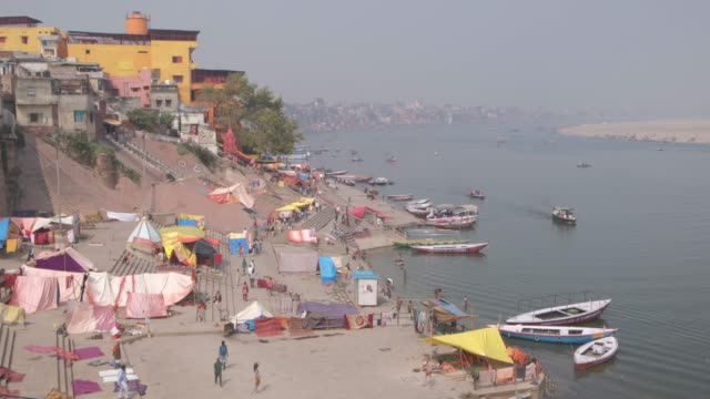 Varanasi,-am-Ufer-von-Ganga,-ist-die-spirituelle-Hauptstadt-Indiens-für-Hindus
