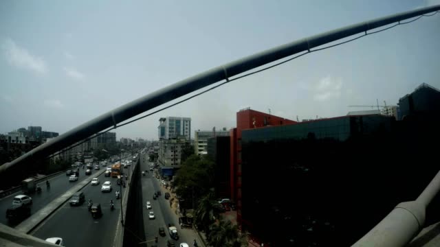 Straßen-von-Mumbai-mit-Verkehrsreflektionen-auf-Glasbauten-oben-Blick-von-der-U-Bahn-Brücke