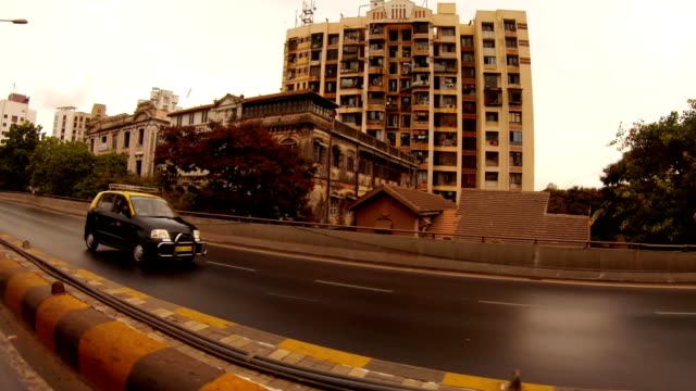 Die-Straßen-von-Mumbai-Blick-auf-die-vielstöckigen-Häuser,-die-sich-auf-die-Fahrbahn-drehen