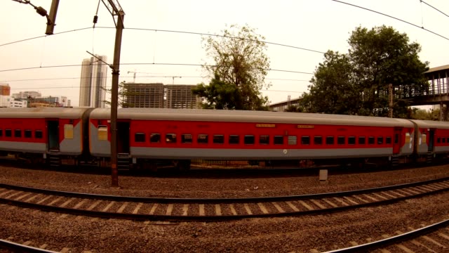Zug-fährt-auf-Schiene-Lokalbahn-Mumbai