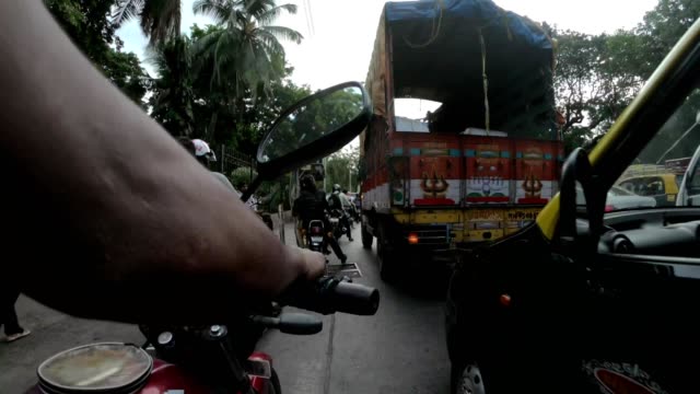 POV-Motorradfahrer-rutscht-durch-Verkehr-in-zentralen-Straßen-von-Mumbai-Zeitspanne
