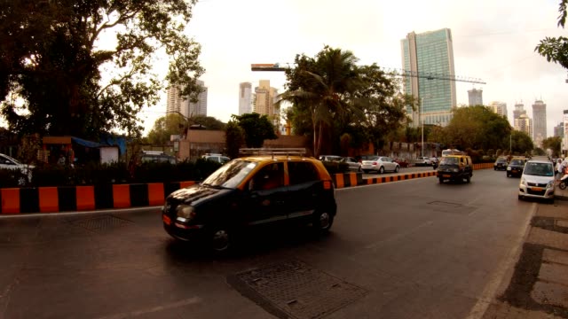 Straße-mit-Wagen-Taxis-weit-Wolkenkratzer-hosten-Kran-Sonnenuntergang-Mumbai