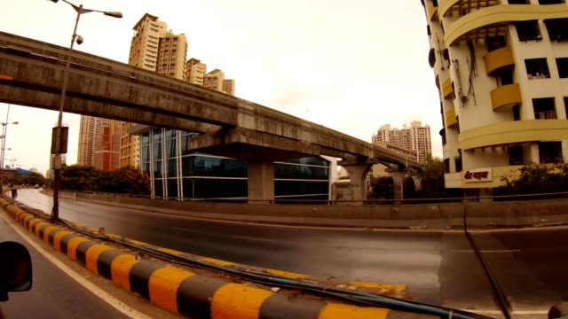 calles-de-Mumbai-casas-de-muchos-pisos-que-Mouving-vista-de-la-calzada-desde-el-día-nublado-coche