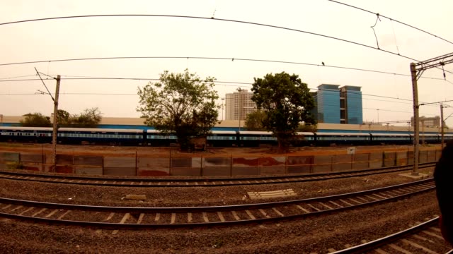 Viele-Rasenanlagen-der-lokalen-Eisenbahnlinien-langen-Zug-weit-einige-viele-Häuser-Mumbai