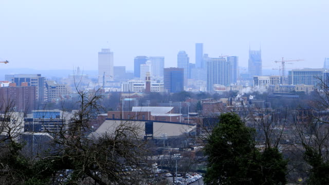Nashville,-Tennessee-skyline-on-misty-morning