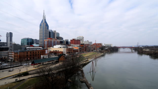 Timelapse-of-Nashville,-Tennessee-cityscape-by-river