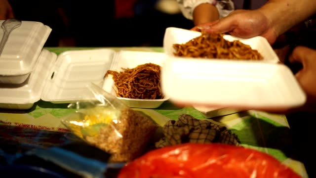 Street-Food-Vendor-bereitet-Rührbraten-Aceh-Nudel-zum-Verkauf