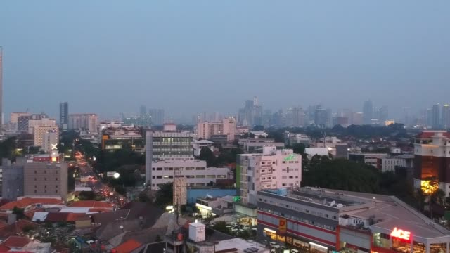 Breiter-Blick-auf-die-Jakarta-Stadt-am-Abend