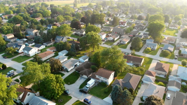 Luftaufnahme-von-Wohnhäusern-im-Sommer.-Amerikanische-Nachbarschaft,-Vorort.--Immobilien,-Drohnenschüsse,-Sonnenaufgang,-Sonnenlicht,-von-oben.