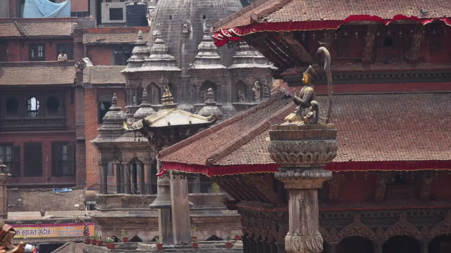 Monumento-antiguo-y-de-los-edificios-en-plaza-de-Durbar-de-patán,-de-Katmandú,-Nepal