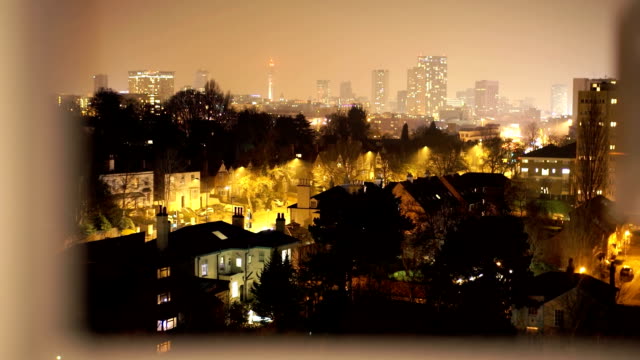 Blick-auf-die-Stadt-bei-Nacht,-Kamera-Nachverfolgung-durch-ein-Fenster.