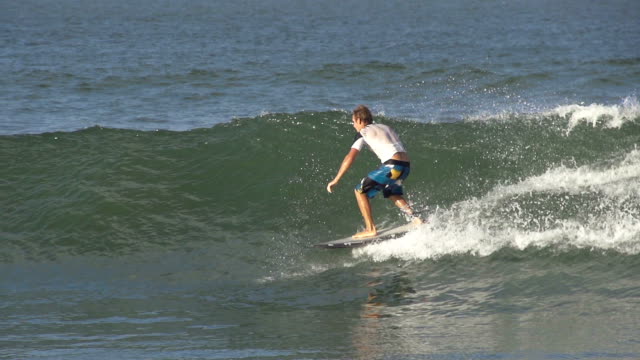 CÁMARA-LENTA:-Surfer-surf-en-Sri-Lanka
