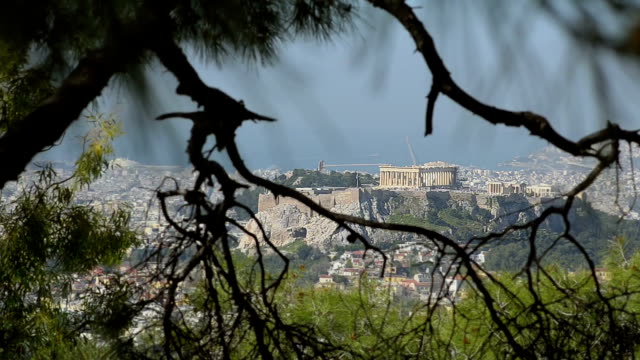 Blick-auf-die-Akropolis-bis-Zweige-der-Bäume