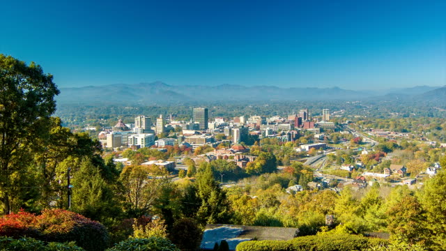 Fast-vista-panorámica-de-la-ciudad-de-Asheville-desde-el-centro-de-la-ciudad,-a-las-montañas