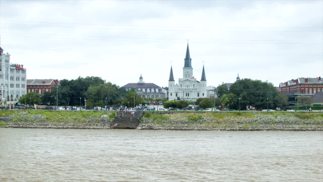 New-Orleans-French-Quarter-aus-MIssissippi-River