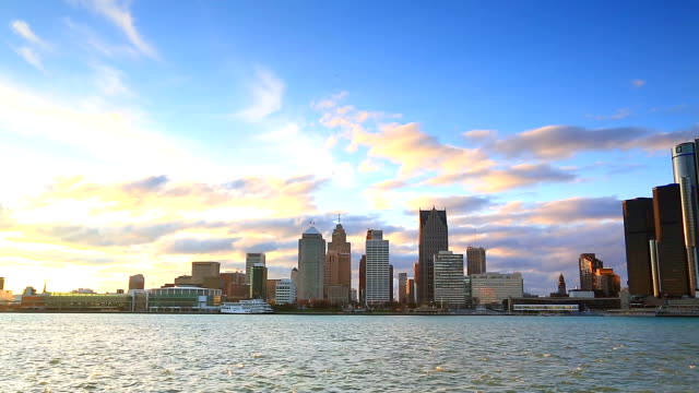 Vista-de-los-edificios-de-Detroit,-Michigan-en-la-puesta-de-sol