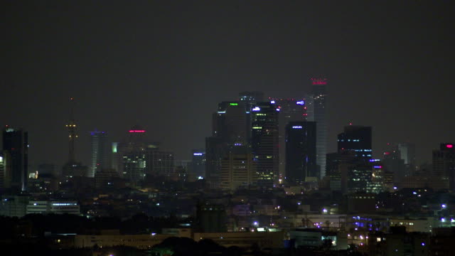 Tel-Aviv,-Israel-Panorama-nocturno-teleobjetivo-shot-pan