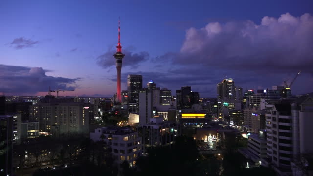 Luftbild-von-der-skyline-von-Auckland-in-der-Dämmerung