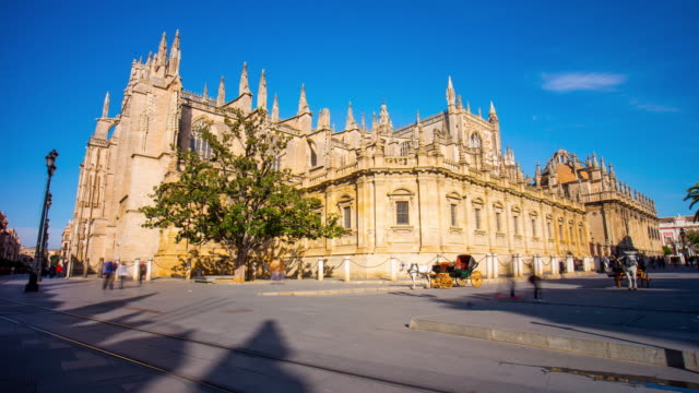 Kathedrale-von-Sevilla-sonniger-Tag-Panoramablick-4-k-Zeitraffer-Spanien