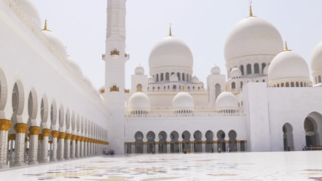 Eau-mezquita-principal-en-hall-luz-natural-y-vista-panorámica,-4-K