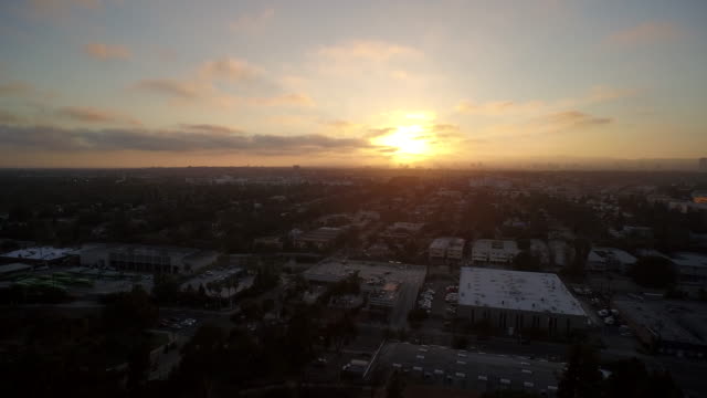 Luftbild-Sonnenuntergang-Blick-auf-die-Innenstadt-von-Los-Angeles-und-Westen-Hollywood,-VEREINIGTE-STAATEN