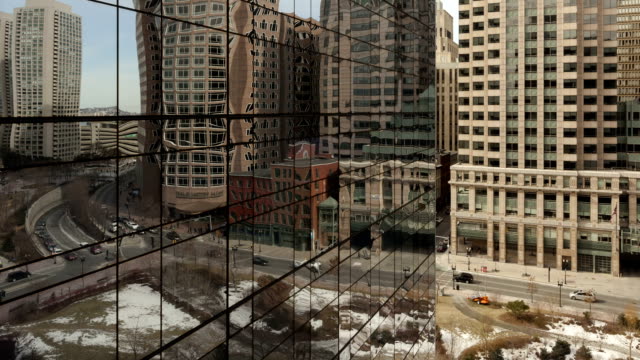 Time-lapse-zoom-out-of-traffic-on-office-building-reflection