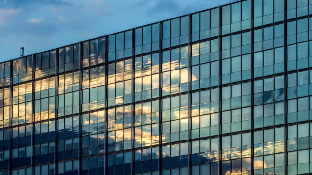 Cloud-mirroring-auf-einer-Glasfassade-dslr-Zeitraffer