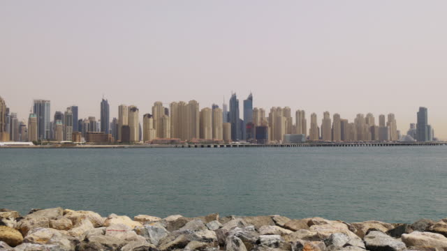 VAE-Tageslicht-und-Blick-auf-den-Jachthafen-von-Dubai-Palm-\"-panorama\"--4-k