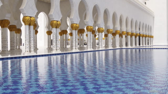 Emiratos-Árabes-Unidos-de-día-de-verano-luz-de-las-famosas-mezquitas-principal-estanque-4-K