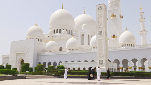 Emiratos-Árabes-Unidos-día-de-verano-mezquita-árabe-principal-frontal-4-K