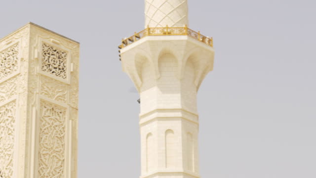 Mezquita-de-día-de-verano-de-vuelo-en-helicóptero-4-k,-Emiratos-Árabes-Unidos