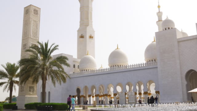 Emiratos-Árabes-Unidos-día-de-verano-famosas-mezquitas-exterior-4-K